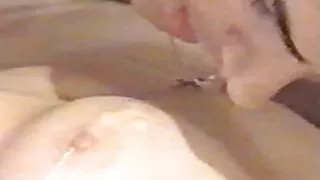ঝরঝরে কোদাল লুসি লি  ...